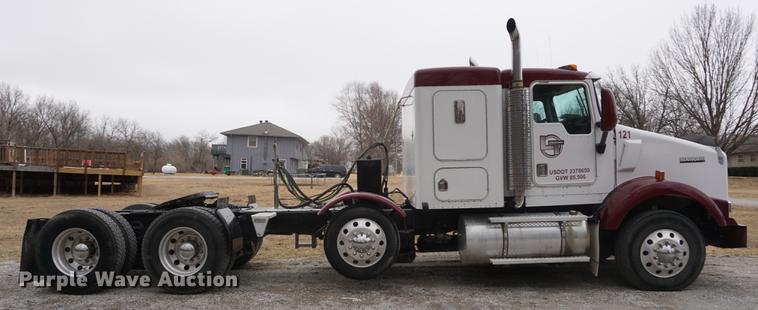 image for item DB0343 2001 Kenworth T800 semi truck