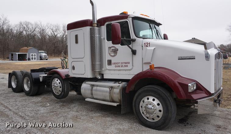 image for item DB0343 2001 Kenworth T800 semi truck