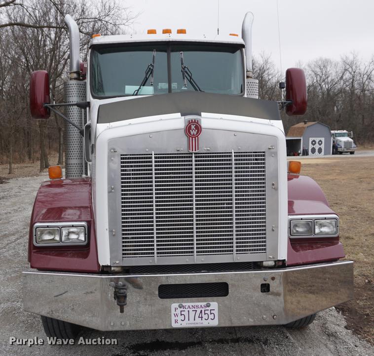image for item DB0343 2001 Kenworth T800 semi truck