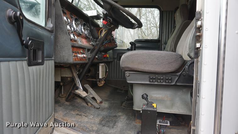 image for item DB0343 2001 Kenworth T800 semi truck