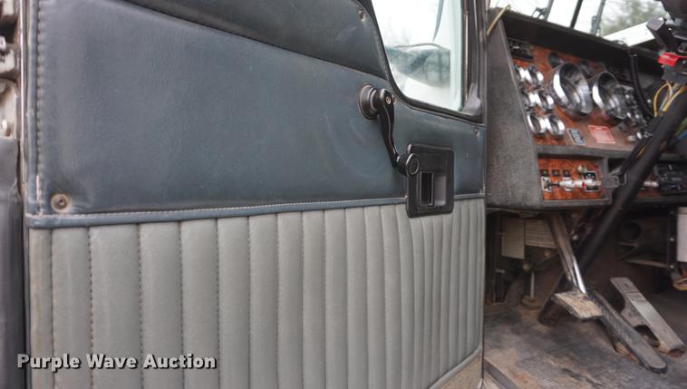 image for item DB0343 2001 Kenworth T800 semi truck