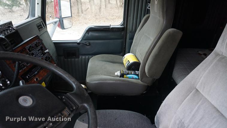 image for item DB0343 2001 Kenworth T800 semi truck