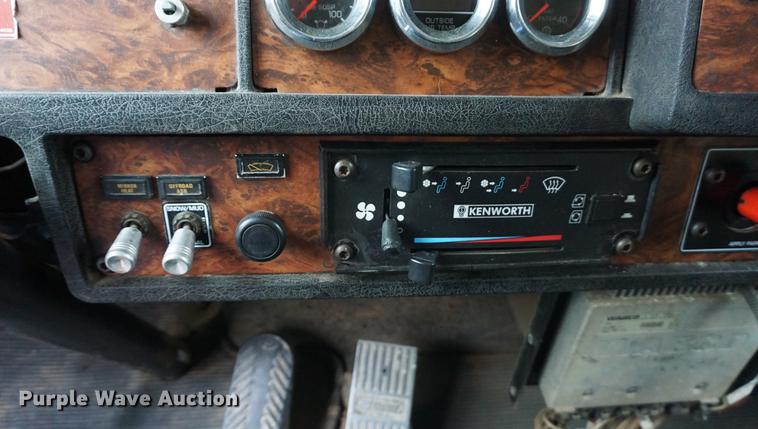 image for item DB0343 2001 Kenworth T800 semi truck