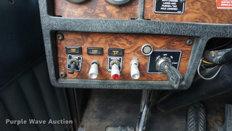 image for item DB0343 2001 Kenworth T800 semi truck