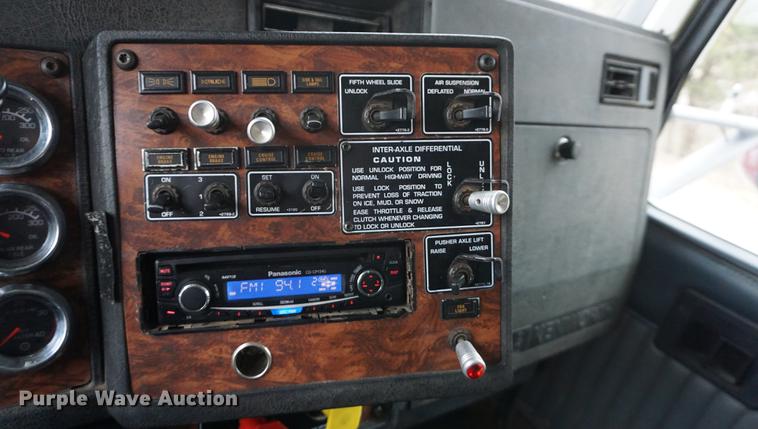 image for item DB0343 2001 Kenworth T800 semi truck