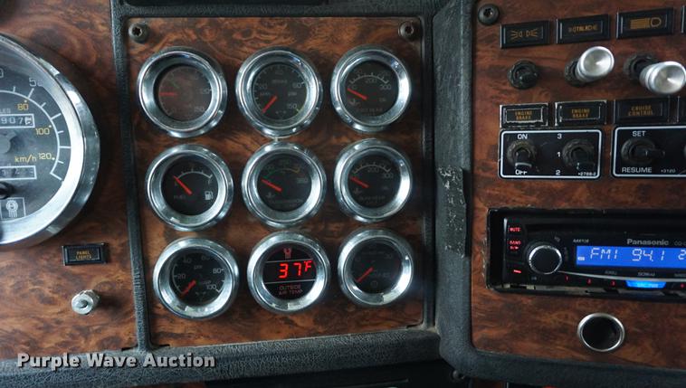 image for item DB0343 2001 Kenworth T800 semi truck