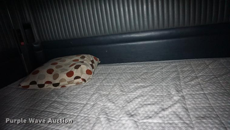 image for item DB0343 2001 Kenworth T800 semi truck