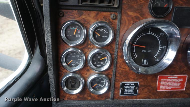 image for item DB0343 2001 Kenworth T800 semi truck