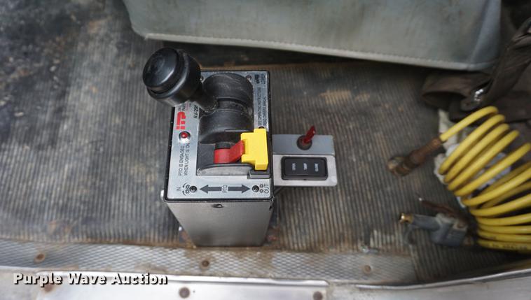 image for item DB0343 2001 Kenworth T800 semi truck