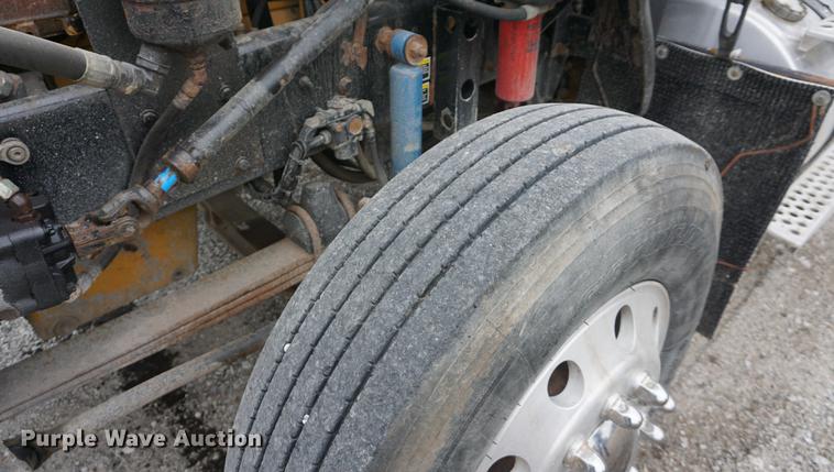 image for item DB0343 2001 Kenworth T800 semi truck