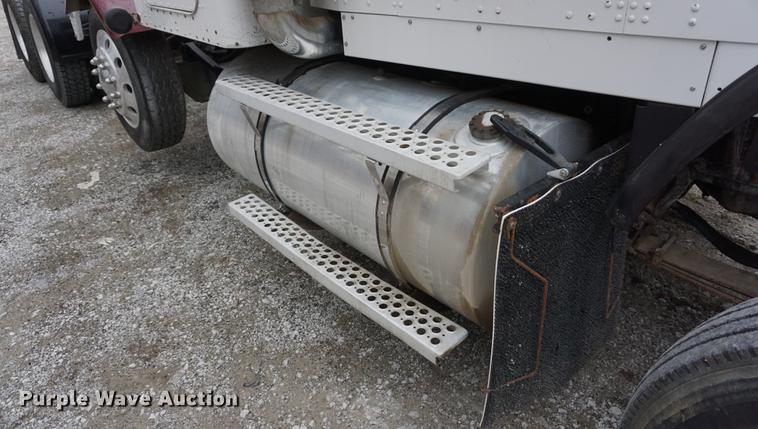 image for item DB0343 2001 Kenworth T800 semi truck