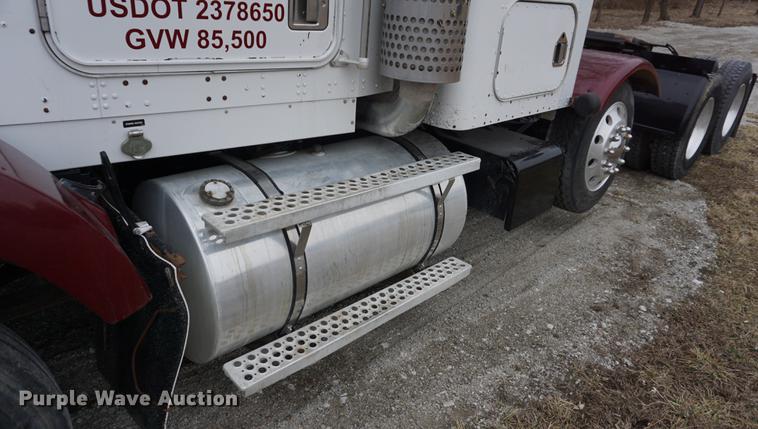 image for item DB0343 2001 Kenworth T800 semi truck