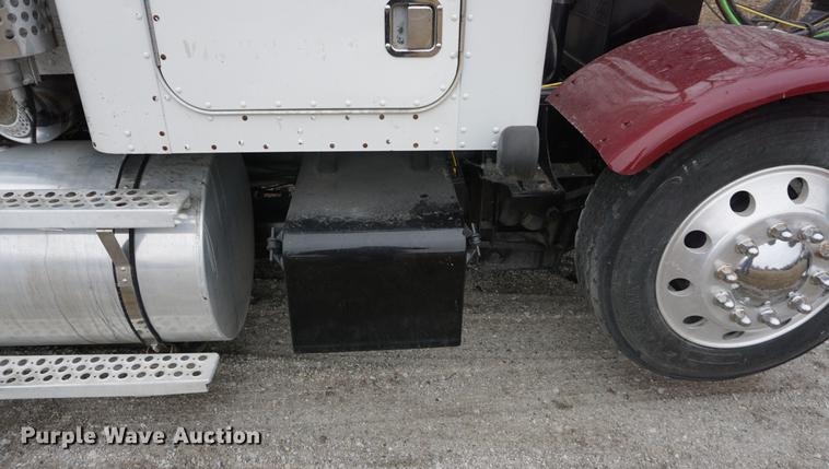 image for item DB0343 2001 Kenworth T800 semi truck