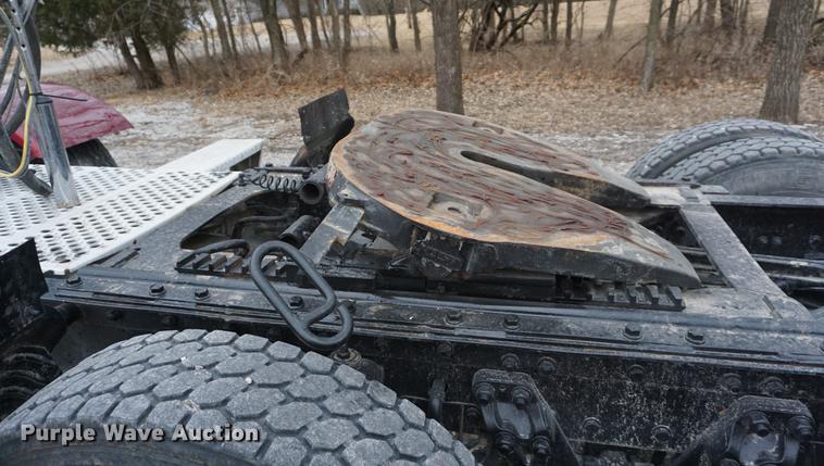 image for item DB0343 2001 Kenworth T800 semi truck