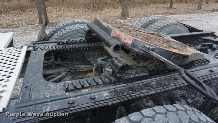 image for item DB0343 2001 Kenworth T800 semi truck