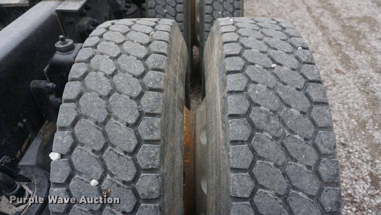 image for item DB0343 2001 Kenworth T800 semi truck