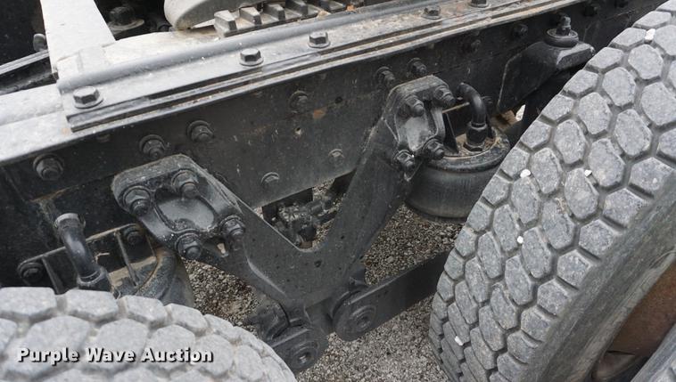 image for item DB0343 2001 Kenworth T800 semi truck