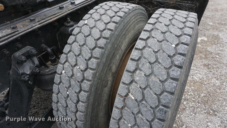 image for item DB0343 2001 Kenworth T800 semi truck