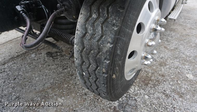 image for item DB0343 2001 Kenworth T800 semi truck