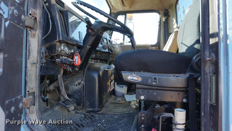 image for item DB0350 1990 International G2504 truck chassis