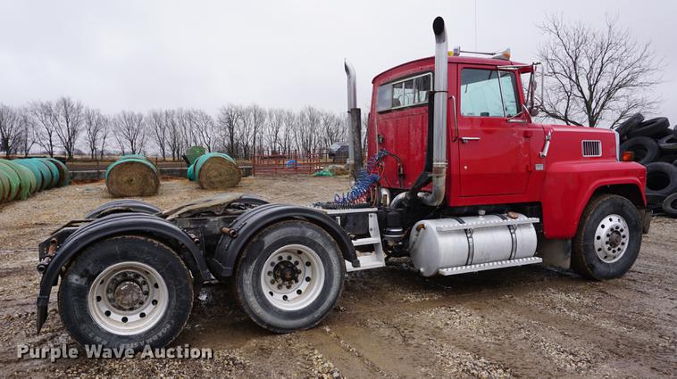 image for item DB0459 1989 Ford LTL9000 semi truck