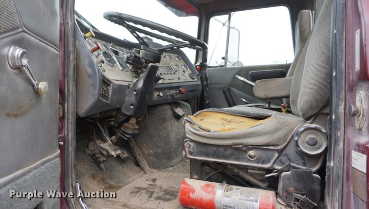 image for item DB0459 1989 Ford LTL9000 semi truck