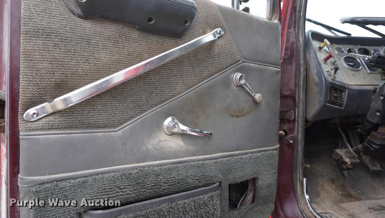 image for item DB0459 1989 Ford LTL9000 semi truck