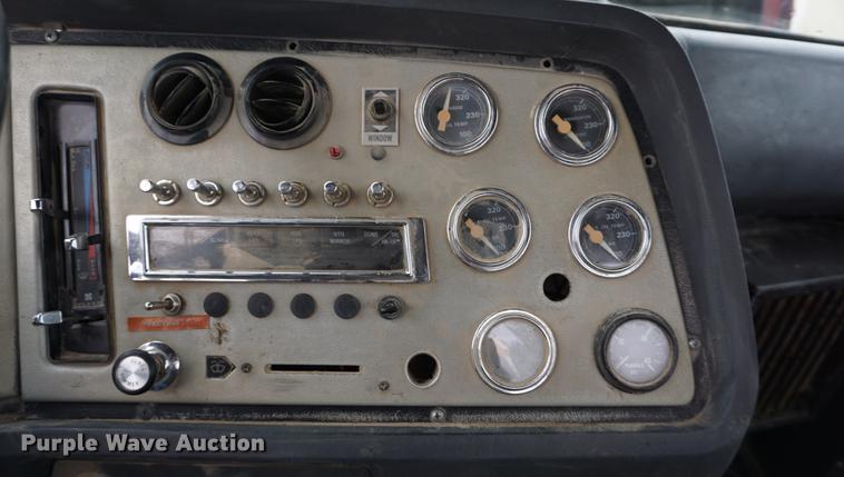 image for item DB0459 1989 Ford LTL9000 semi truck