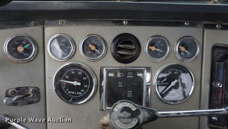 image for item DB0459 1989 Ford LTL9000 semi truck