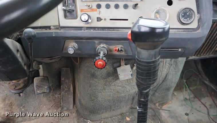 image for item DB0459 1989 Ford LTL9000 semi truck