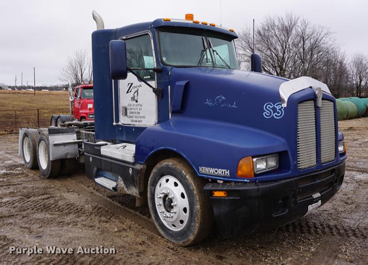 image for item DB0460 1998 Kenworth T600 semi truck