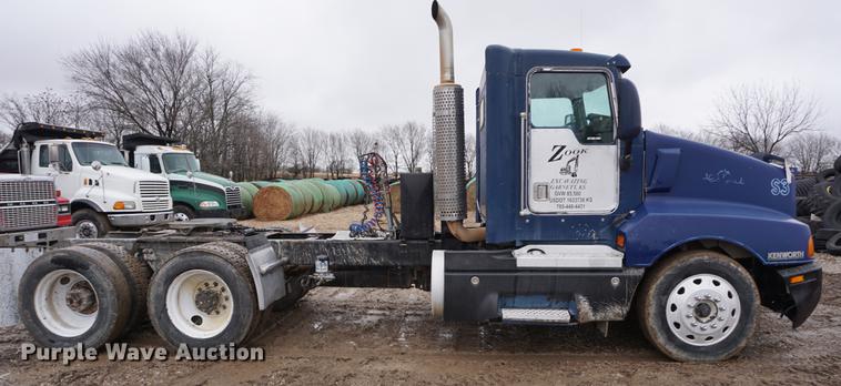 image for item DB0460 1998 Kenworth T600 semi truck