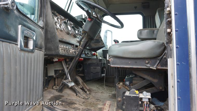 image for item DB0460 1998 Kenworth T600 semi truck