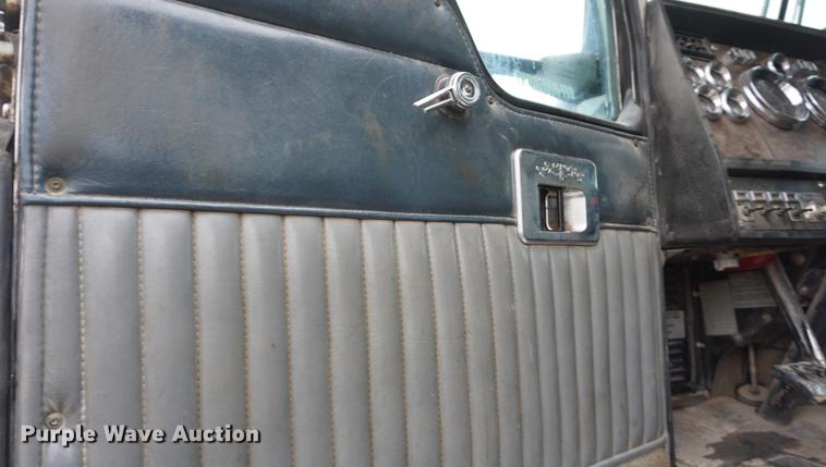 image for item DB0460 1998 Kenworth T600 semi truck