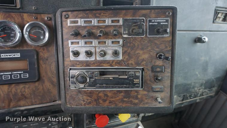 image for item DB0460 1998 Kenworth T600 semi truck