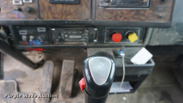 image for item DB0460 1998 Kenworth T600 semi truck