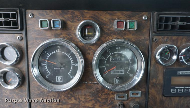 image for item DB0460 1998 Kenworth T600 semi truck