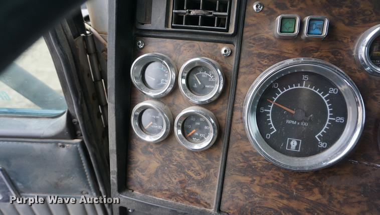 image for item DB0460 1998 Kenworth T600 semi truck