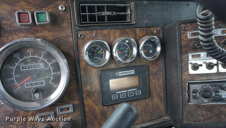 image for item DB0460 1998 Kenworth T600 semi truck