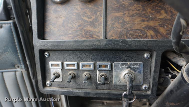 image for item DB0460 1998 Kenworth T600 semi truck