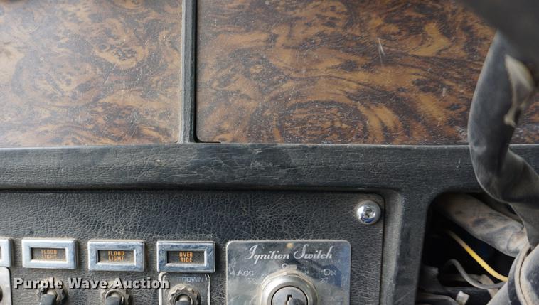 image for item DB0460 1998 Kenworth T600 semi truck