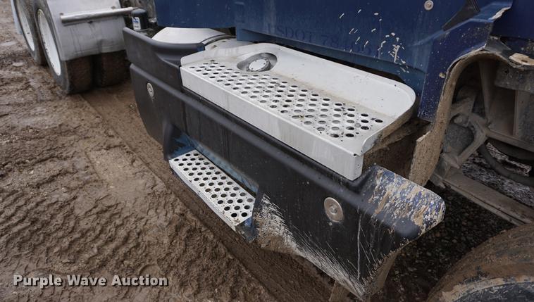 image for item DB0460 1998 Kenworth T600 semi truck