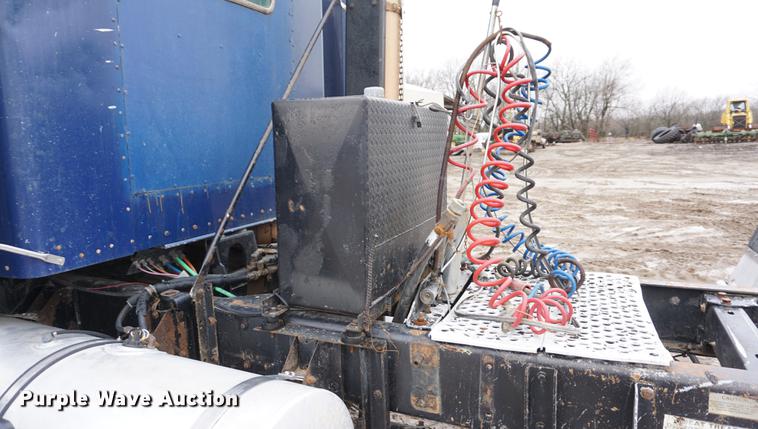 image for item DB0460 1998 Kenworth T600 semi truck