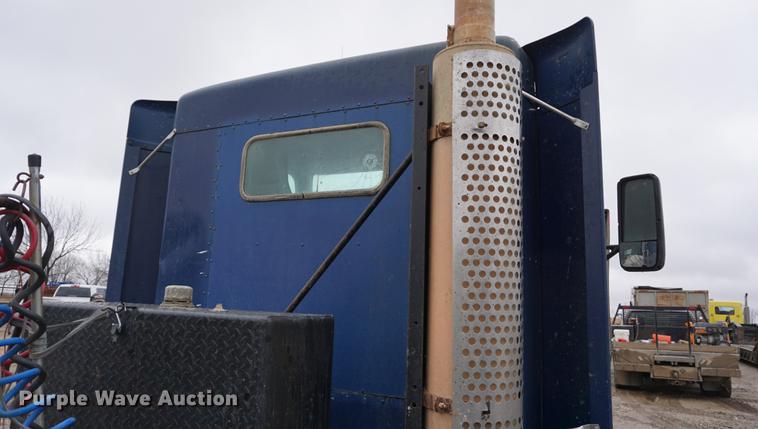 image for item DB0460 1998 Kenworth T600 semi truck