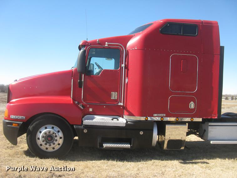 image for item DC2337 1995 Kenworth T600 semi truck