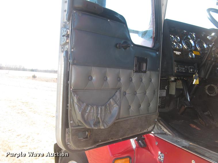 image for item DC2337 1995 Kenworth T600 semi truck