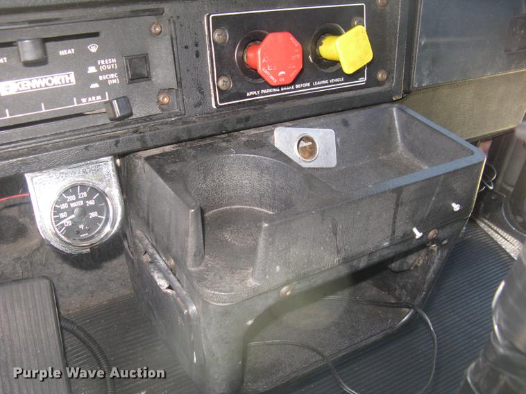 image for item DC2337 1995 Kenworth T600 semi truck