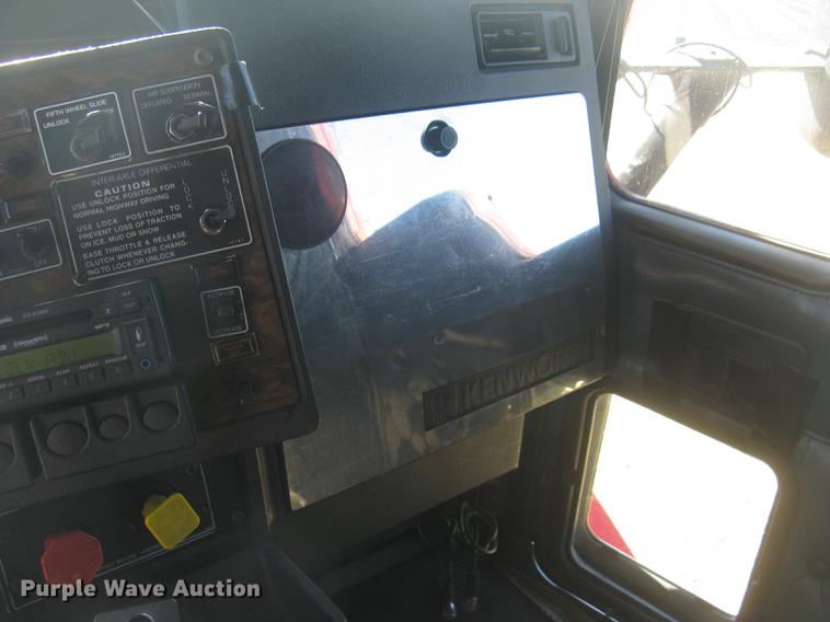 image for item DC2337 1995 Kenworth T600 semi truck