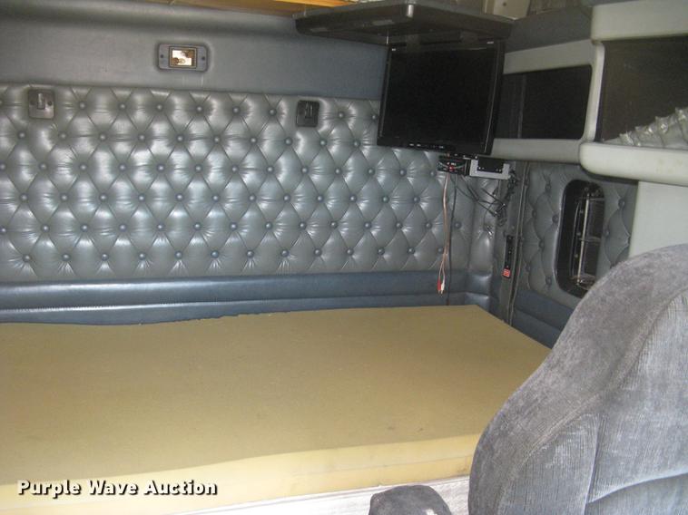 image for item DC2337 1995 Kenworth T600 semi truck