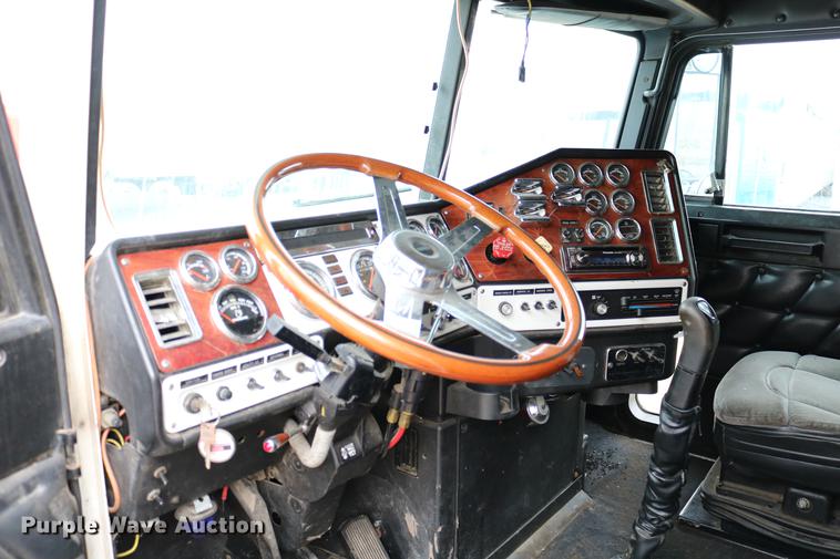 image for item DC3536 1999 Freightliner Classic XL FLD120 semi truck